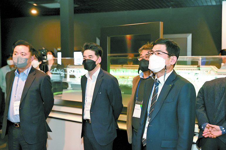 Hyundai E&C, government and industry-academia officials looking around the technology showcase. 