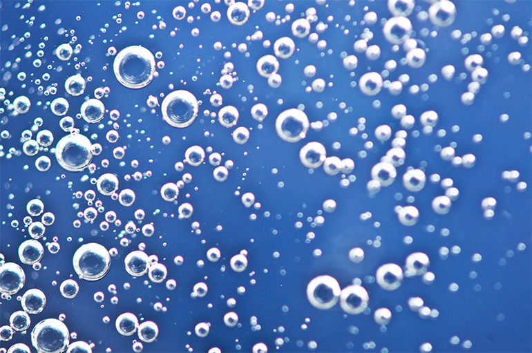 우리가 즐겨 마시는 탄산음료의 톡 쏘는 맛의 정체는 바로 액체 이산화탄소입니다. 이미지 출처 : 게티이미지뱅크