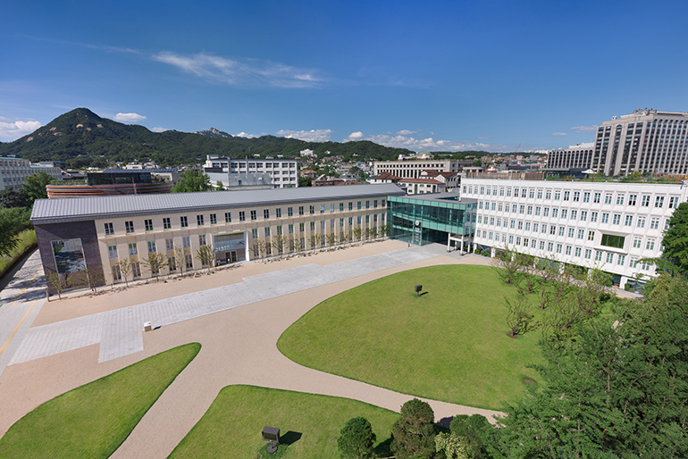지난 2021년 7월 개관한 서울공예박물관 전경. 북악산과 현대건설 본사 건물이 병풍처럼 둘러져 있습니다.(사진=서울공예박물관 제공)