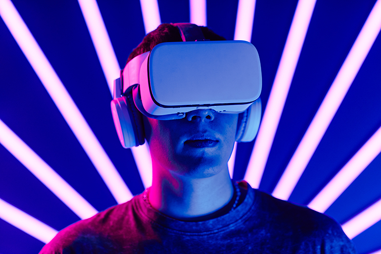 [<Ready Player One>, a movie that is said to best embody the metaverse world, features a scene where the character wears smart glasses and accesses virtual reality called Oasis]
