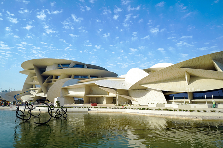 현대건설이 시공한 카타르 국립박물관의 공사 모습. 원형 패널을 조합해 만든 이 건축물은 ‘사막의 장미’를 연상시키는 인상적인 구조로 21세기 걸작이라 불리고 있습니다