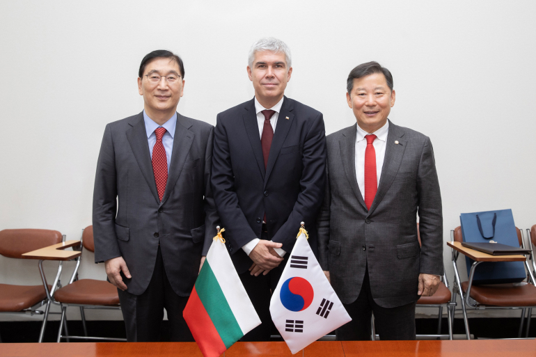 On Monday, September 2nd, Yoon Young-Joon, President and CEO of Hyundai E&C (left), Vladimir Malinov, Bulgaria’s Minister of Energy (center), and Lee Chul-gyu, Chairman of the National Assemblys Trade, Industry, Energy, and SMEs Committee (right), take a commemorative photo at Korea’s National Assembly.