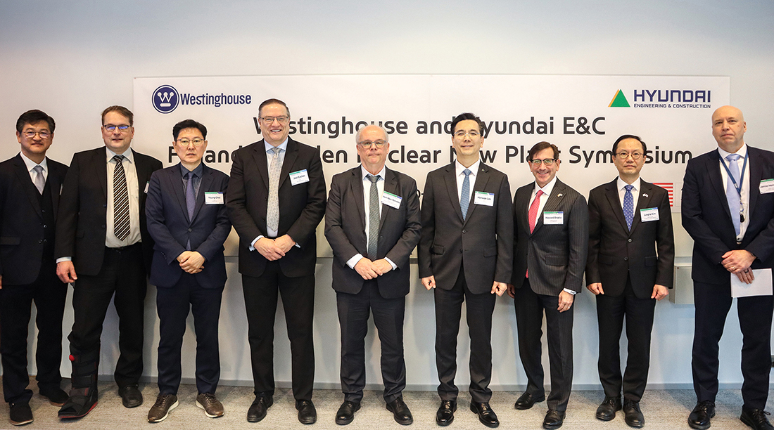 10~11일(현지시간) 핀란드 헬싱키의 비즈니스 핀란드 본사에서 개최된 ‘핀란드·스웨덴 신규 원전 건설 심포지엄’에 앞서 현대건설 이한우 대표이사(왼쪽부터 6번째)를 비롯한 주요 참석자들이 기념사진을 촬영하고 있다.