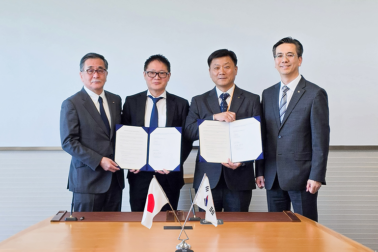 13일(수) 일본 도쿄의 이토추상사 본사에서 현대건설 이한우 대표, 이상배 플랜트사업본부장, 이토추상사 카나이 마사시 도시환경‧전력인프라 부문장, 츠바이 히로유키 머시너리 컴퍼니 사장(오른쪽부터 차례대로) 등 주요 경영진들이 업무협약을 체결한 후 기념사진을 촬영하고 있다