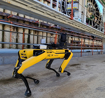 현대건설의 인공지능 안전 로봇 ‘스팟’이 터널 공사현장에 투입돼 TBM 장비를 모니터링하고 있습니다.