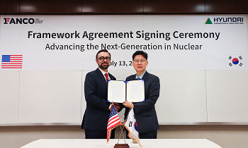  [At the signing ceremony held in New York on July 13 (local time), Choi Young, Head of Hyundai E&C`s NewEnergy Business Division (fifth from right), and Mike Reinboth, CEO of FANCO, pose for a commemorative photograph with key representatives after signing the agreement]