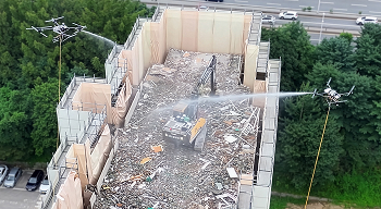 Hyundai E&C conducts an on-site demonstration of fugitive dust control using a water-spraying drone at the Gwacheon Jugong Apartment Complexes 8·9 Reconstruction Project site